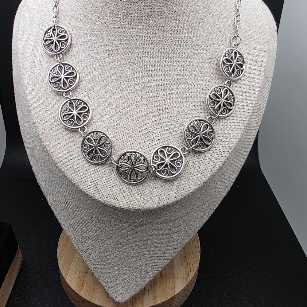 Elegant Silver Necklace with Intricate Design (1473) - Picture 1 of 2